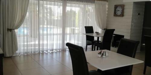 Hostal Gold Crest Guesthouse