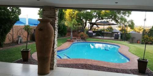 Hostal Gold Crest Guesthouse