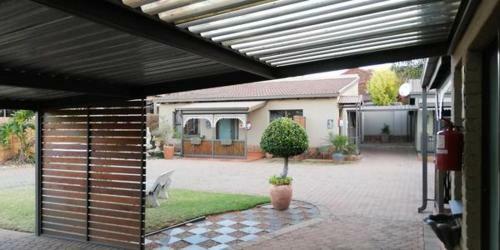 Hostal Gold Crest Guesthouse