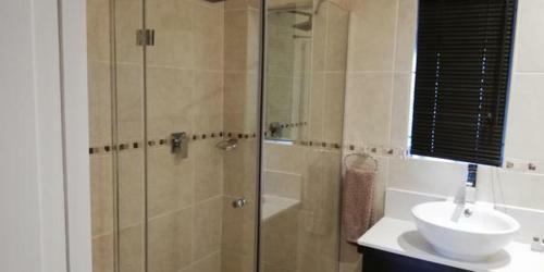 Hostal Gold Crest Guesthouse