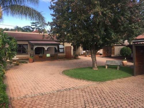 Hostal Gold Crest Guesthouse