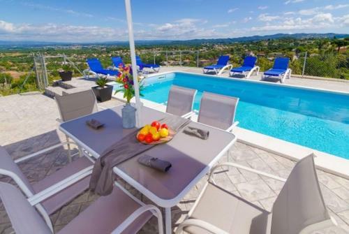 Montbarbat Villa Sleeps 6 Pool Wifi