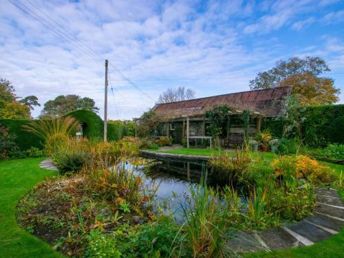 Spacious Holiday Home In Llangeler Near River