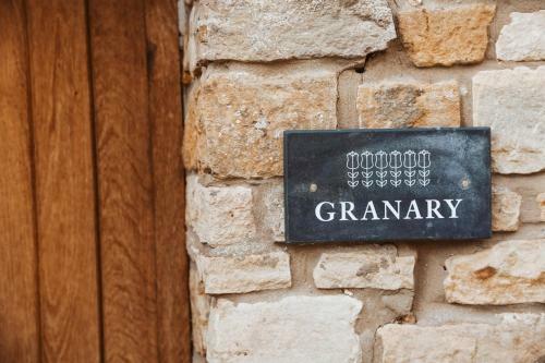 Temple Guiting Chateau Sleeps 30 Air Con Wifi