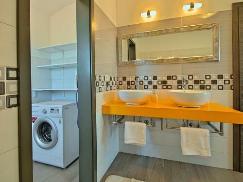Luxury Villa With Infinity Pool And Scenic Views In Motovun
