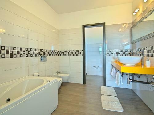 Luxury Villa With Infinity Pool And Scenic Views In Motovun
