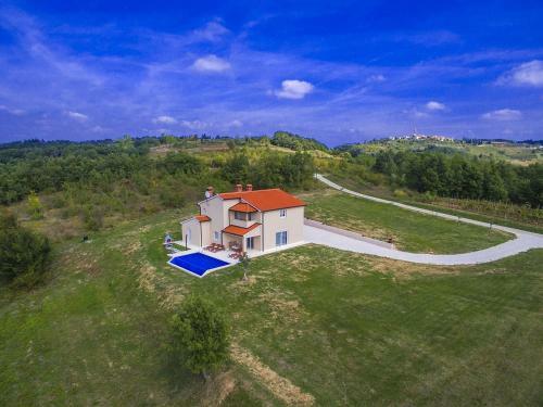 Luxury Villa With Infinity Pool And Scenic Views In Motovun