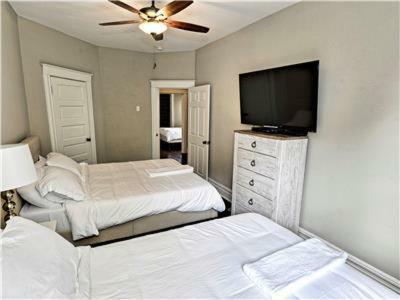 Newly Renovated 4bdrm/3ba, Sleeps 10