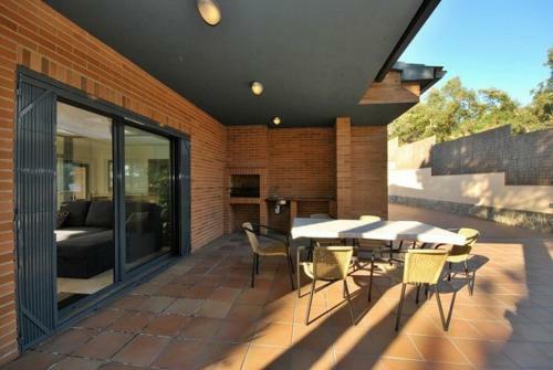 Caules Villa Sleeps 6 Pool Wifi