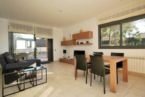 Caules Villa Sleeps 6 Pool Wifi