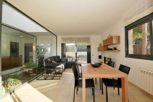 Caules Villa Sleeps 6 Pool Wifi