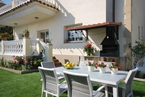 Lloret De Mar Villa Sleeps 8 Pool Wifi