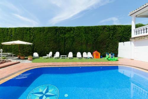 Lloret De Mar Villa Sleeps 8 Pool Air Con Wifi