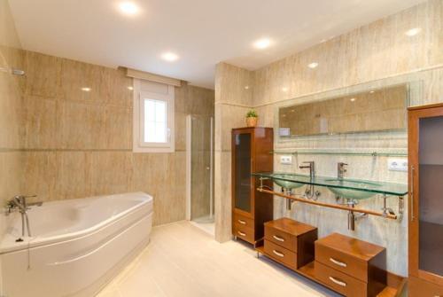 Lloret De Mar Villa Sleeps 8 Pool Air Con Wifi