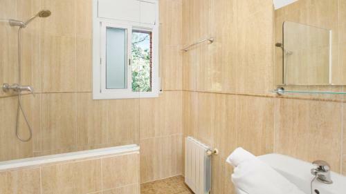 Lloret De Mar Villa Sleeps 6