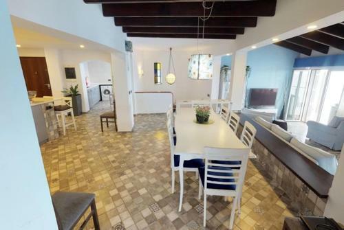 Lloret De Mar Villa Sleeps 10 Pool Air Con Wifi