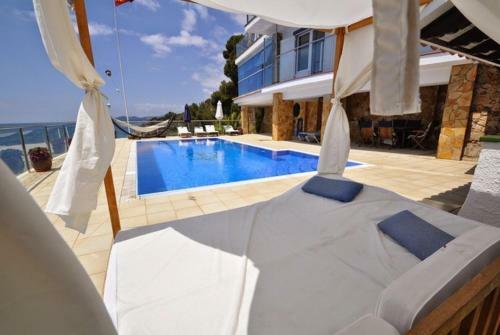 Lloret De Mar Villa Sleeps 10 Pool Air Con Wifi