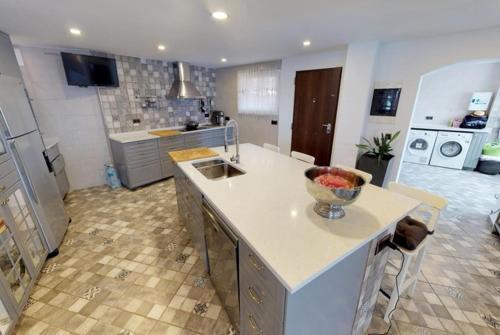 Lloret De Mar Villa Sleeps 10 Pool Air Con Wifi