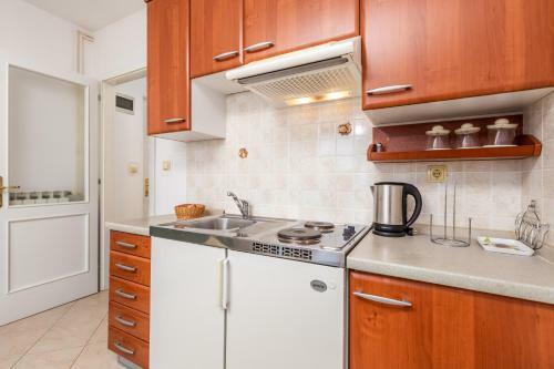 Rona Apartments Ani