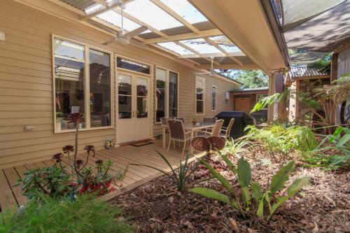 Bed & Breakfast The Oaks Lilydale Accommodation