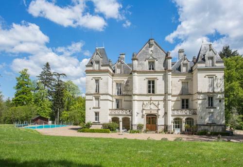 Perrusson Chateau Sleeps 13 Pool Wifi