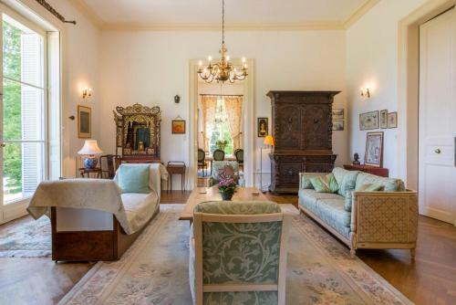 Perrusson Chateau Sleeps 13 Pool Wifi