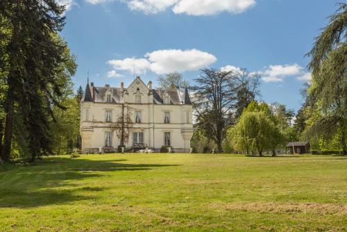 Perrusson Chateau Sleeps 13 Pool Wifi