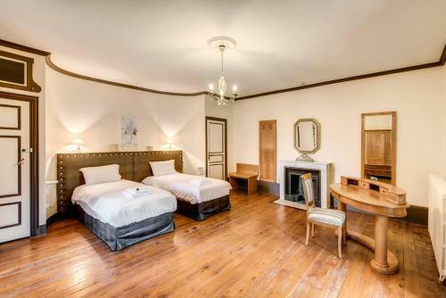 Vescours Chateau Sleeps 20 Pool Wifi