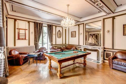 Vescours Chateau Sleeps 20 Pool Wifi