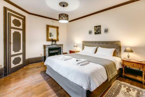 Vescours Chateau Sleeps 20 Pool Wifi