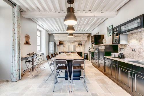 Vescours Chateau Sleeps 20 Pool Wifi