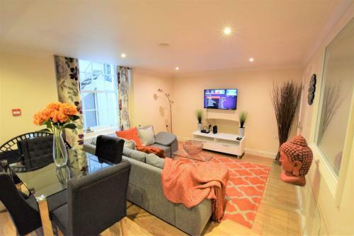 Meridian Way - Your Apartment