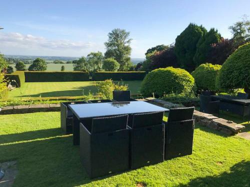 Dursley Chateau Sleeps 19 Wifi