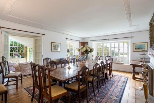 Dursley Chateau Sleeps 19 Wifi