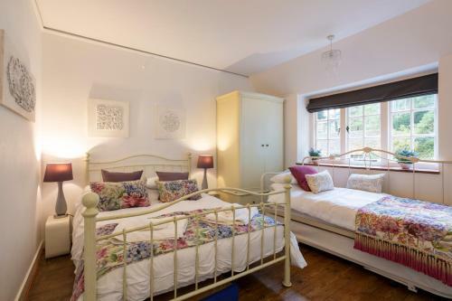 Dursley Chateau Sleeps 19 Wifi