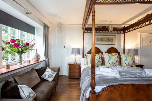 Dursley Chateau Sleeps 19 Wifi
