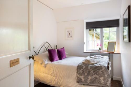 Dursley Chateau Sleeps 19 Wifi