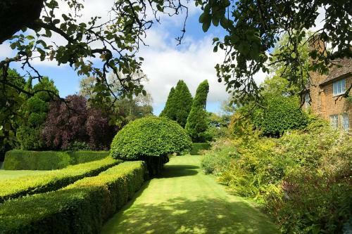 Dursley Chateau Sleeps 19 Wifi