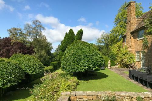 Dursley Chateau Sleeps 19 Wifi