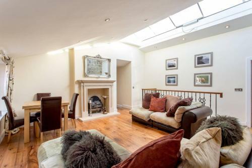 Altido Prestigious Location - Quintessential Mews House
