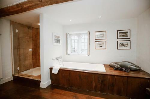Temple Guiting Chateau Sleeps 10 Wifi