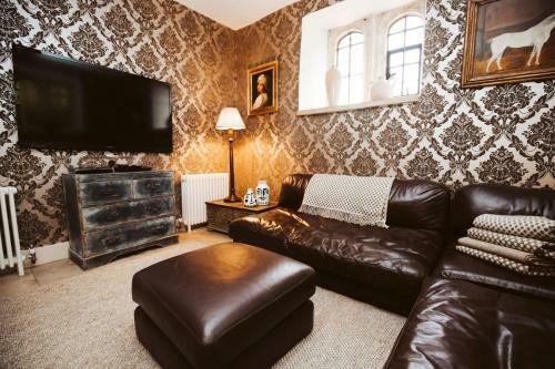 Temple Guiting Chateau Sleeps 10 Wifi