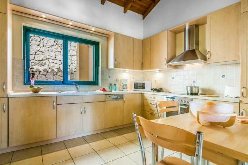 Anninata Villa Sleeps 6 Air Con Wifi