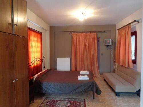 Hostal Alonaki Guesthouse