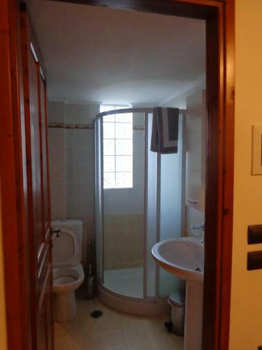 Hostal Alonaki Guesthouse