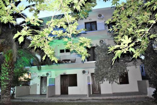 Studios Apartments Irini Patira