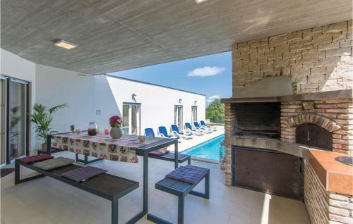 Three-bedroom Holiday Home In Marici