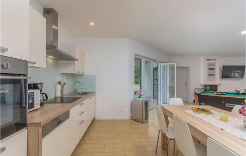 Three-bedroom Holiday Home In Marici