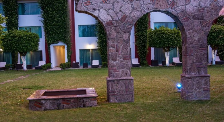 Hotel La Estancia Tapat�a