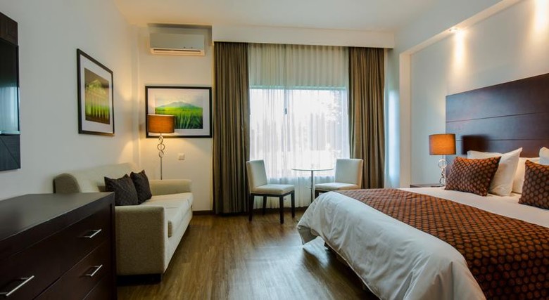 Hotel La Estancia Tapat�a